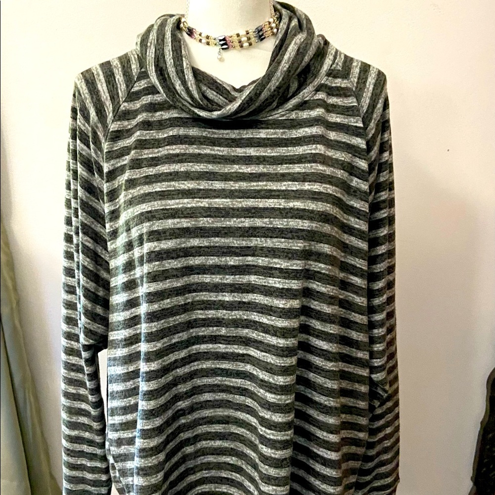Cable & Guage Long Sleeve Top XL Women’s NWT Gray